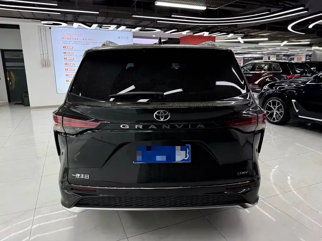 Toyota Granvia — фото 7
