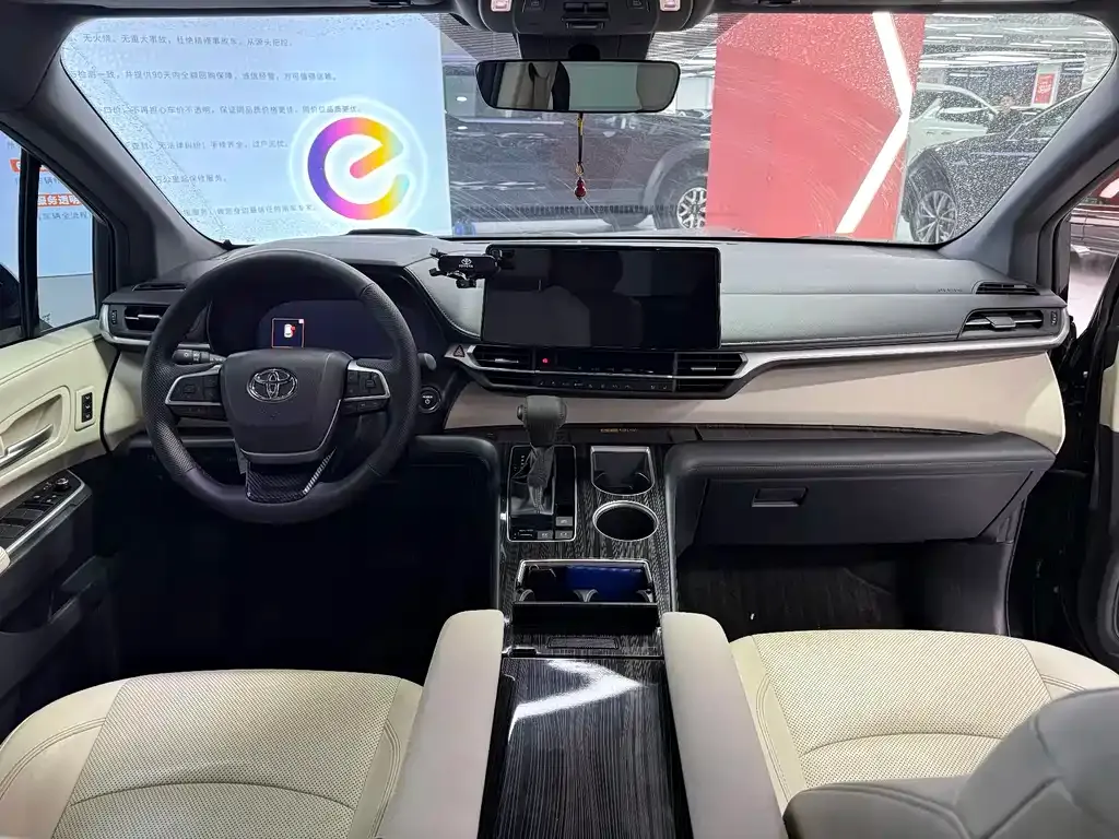 Toyota Granvia — фото 8
