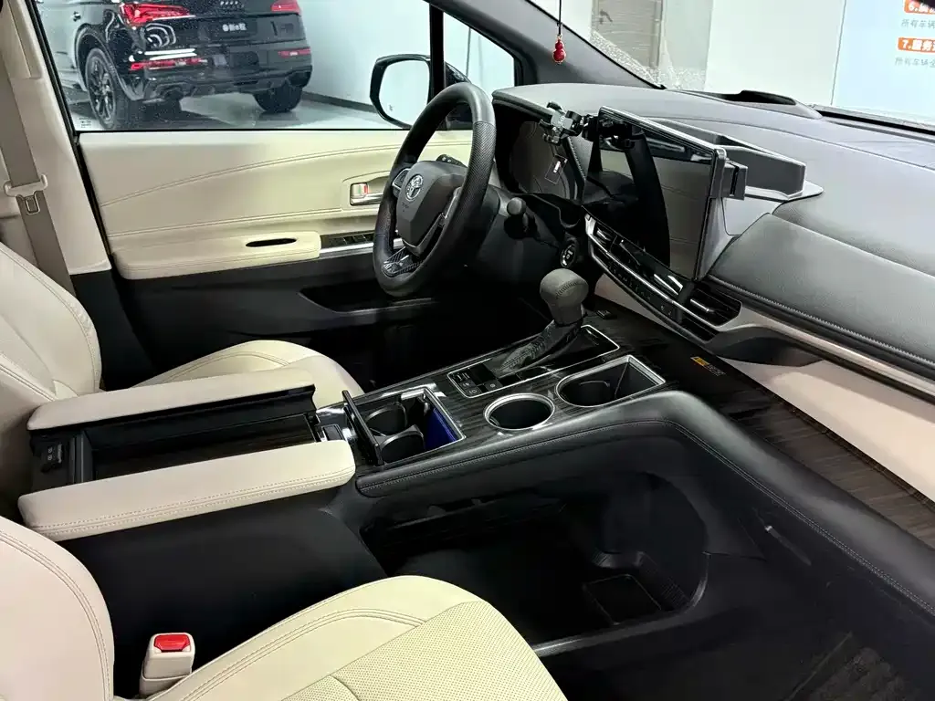 Toyota Granvia — фото 2