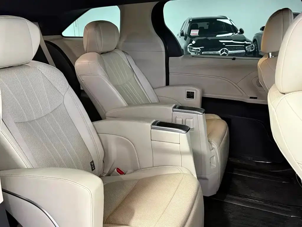 Toyota Granvia — фото 5