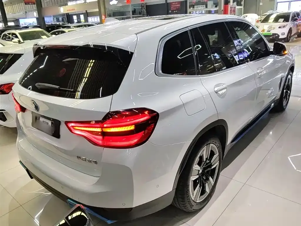 BMW iX3 — фото 8