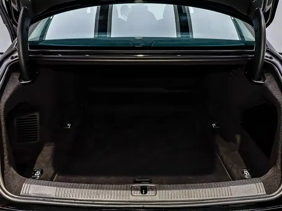 Audi A8 — фото 7