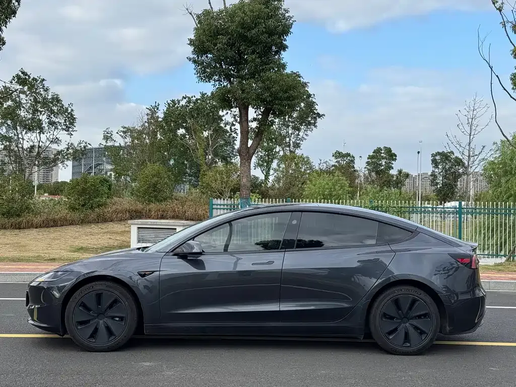 Tesla Model 3 — фото 7