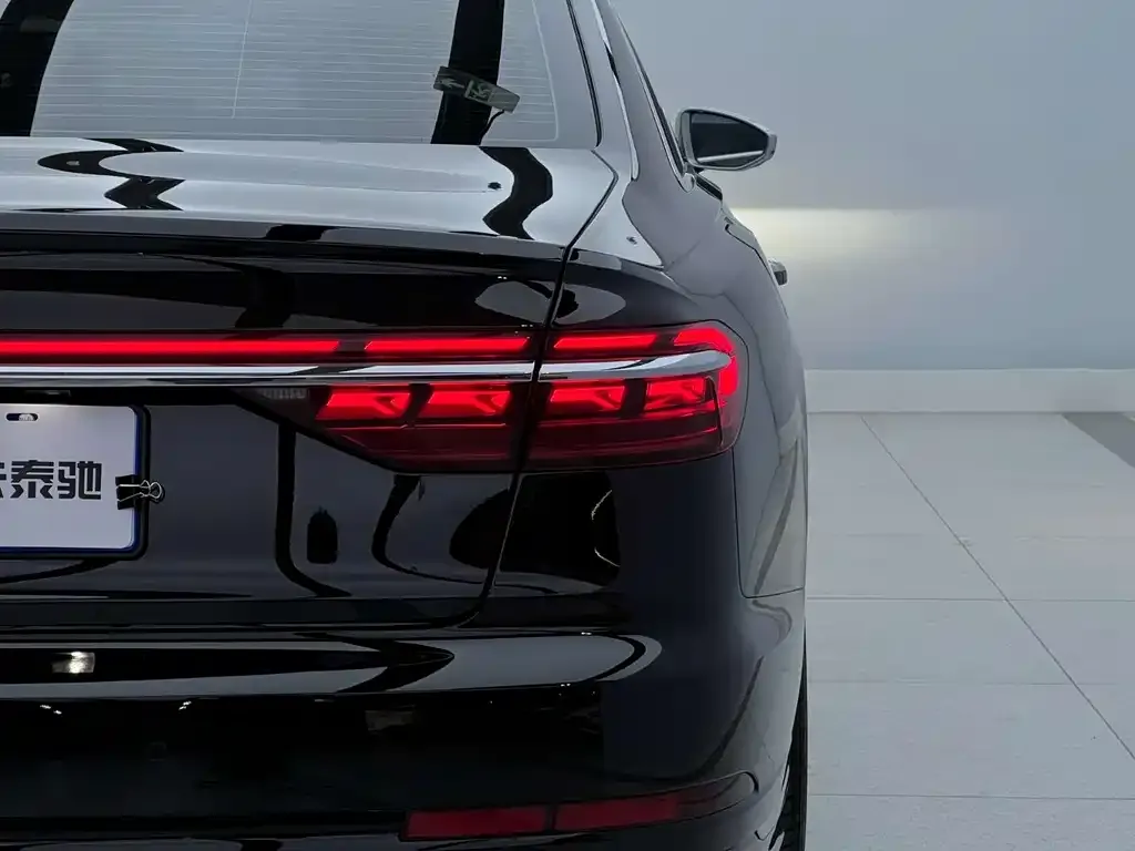 Audi A8 — фото 2