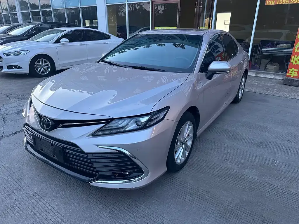 Toyota Camry — фото 1