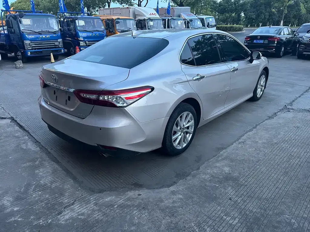 Toyota Camry — фото 5