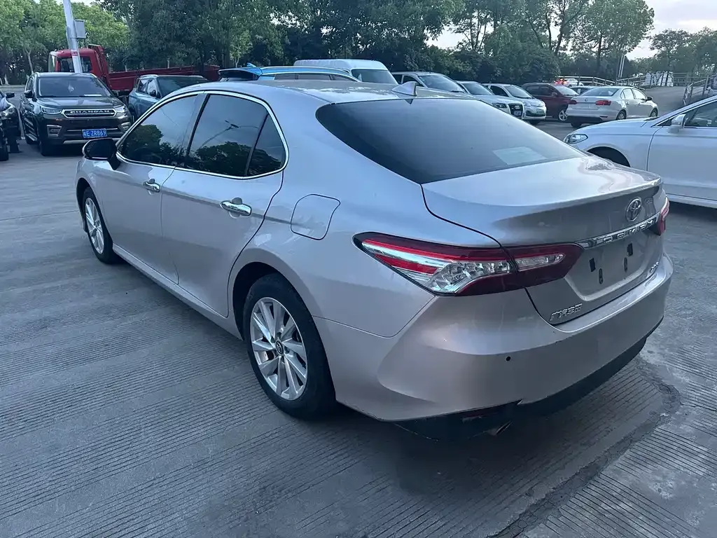 Toyota Camry — фото 9