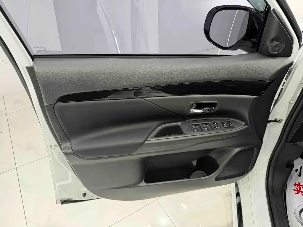 Mitsubishi Outlander 2023 из CN, фото 5