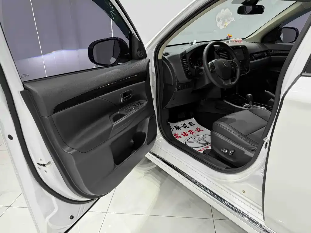 Mitsubishi Outlander 2023 из CN, фото 9