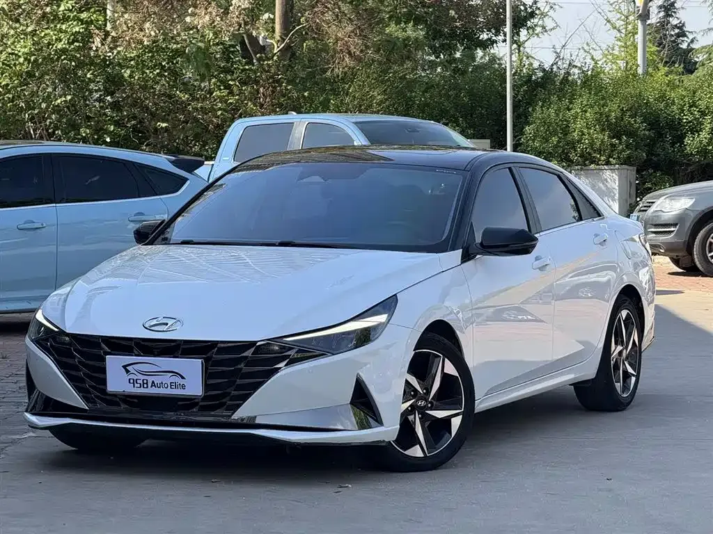 Hyundai Elantra — фото 1