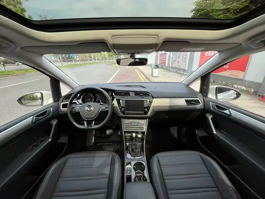 Volkswagen Touran 2023 из CN, фото 8
