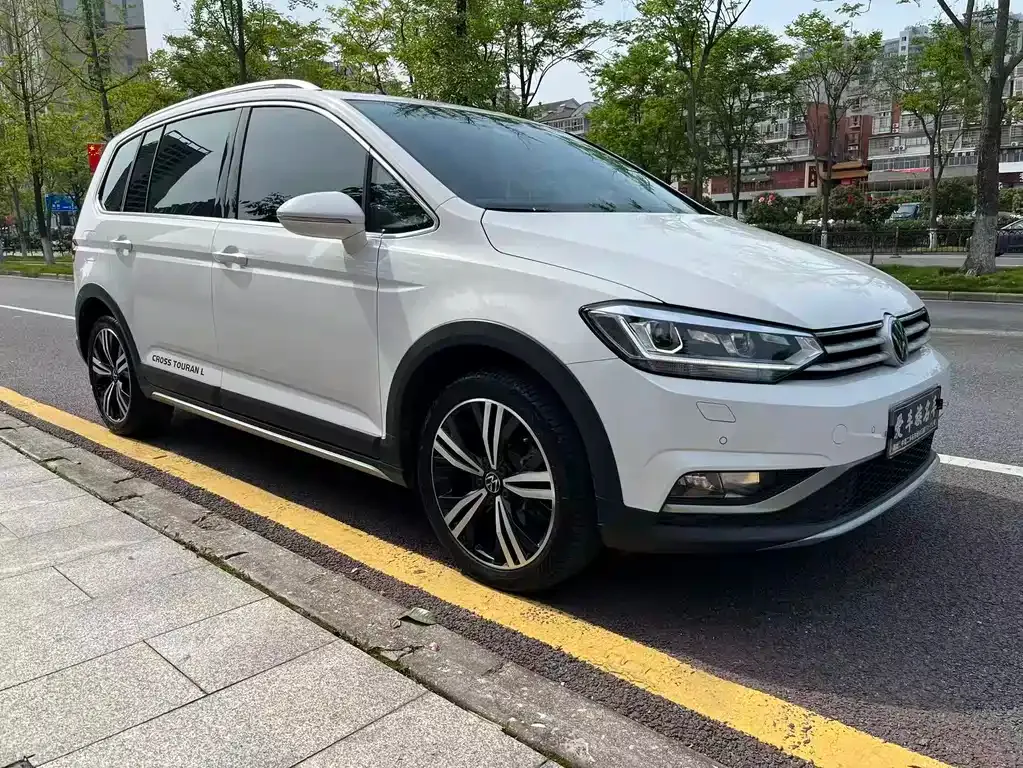 Volkswagen Touran 2023 из CN, фото 10