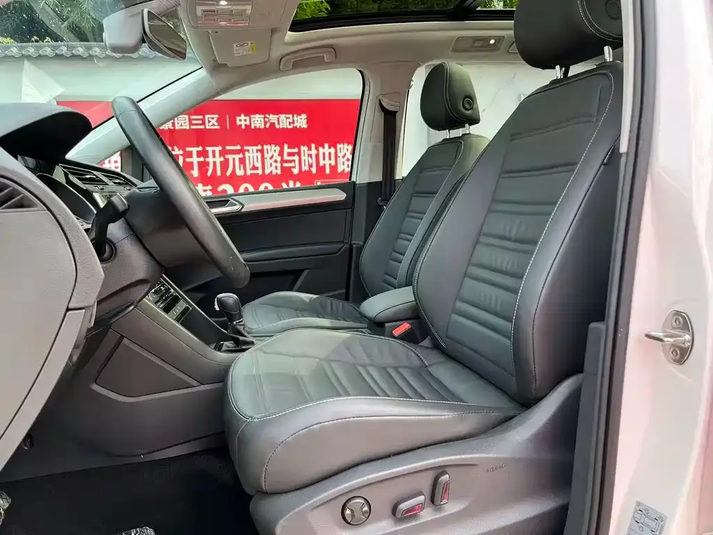 Volkswagen Touran 2023 из CN, фото 2