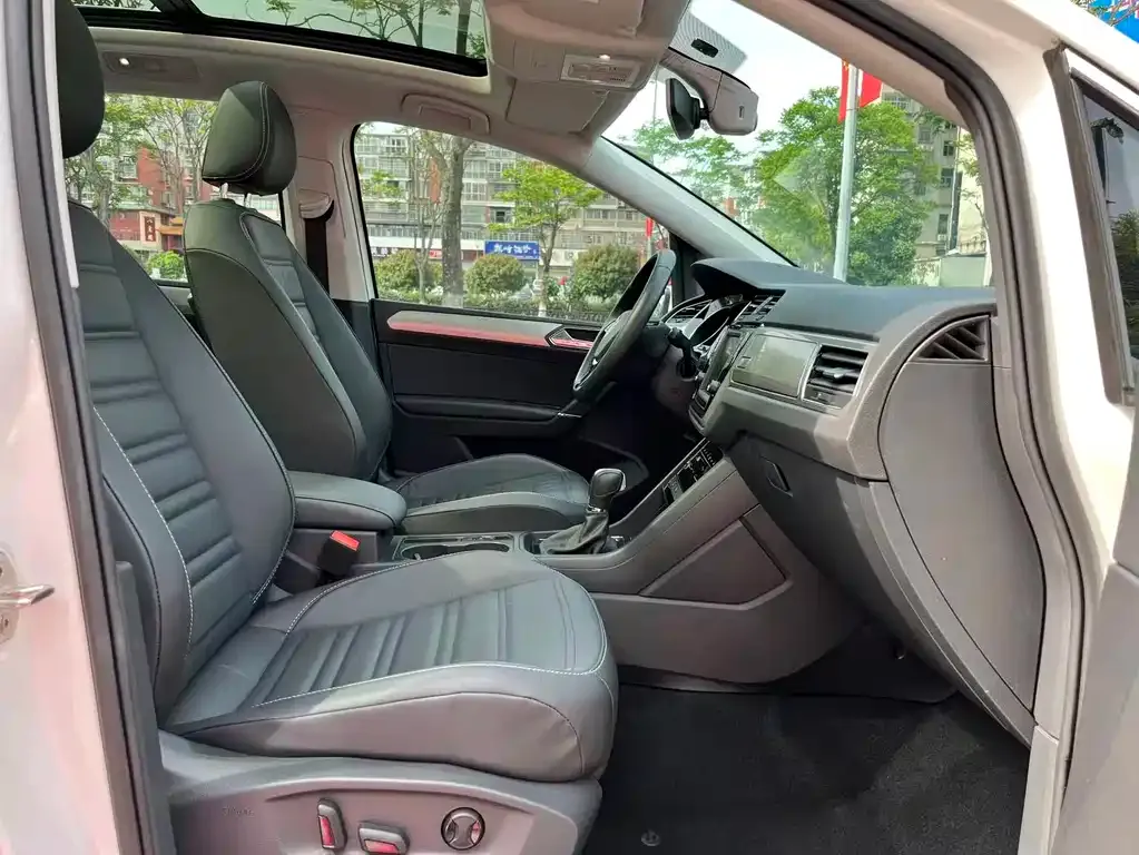 Volkswagen Touran 2023 из CN, фото 3