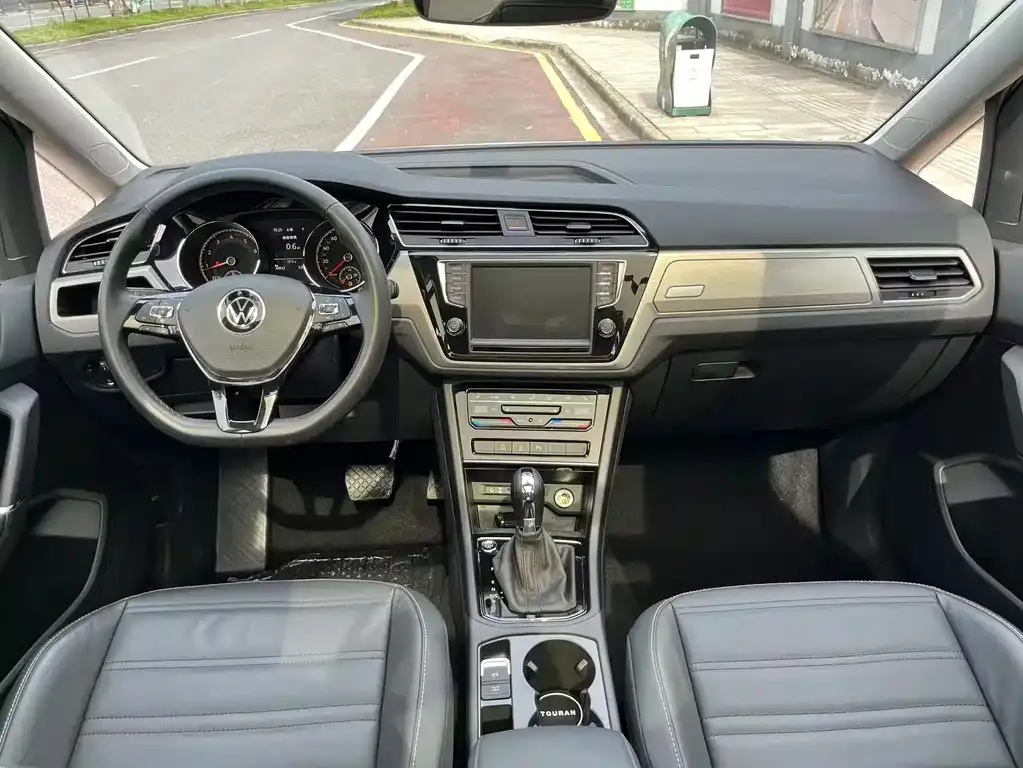 Volkswagen Touran 2023 из CN, фото 5