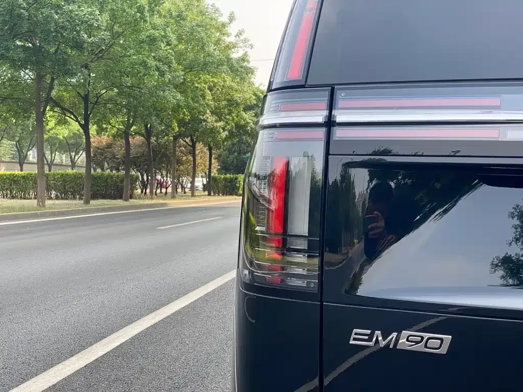 Volvo EM90 2025 из CN, фото 8