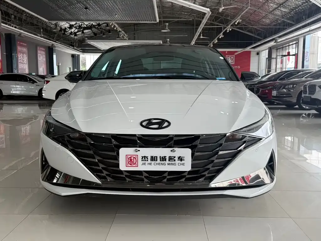 Hyundai Elantra — фото 1
