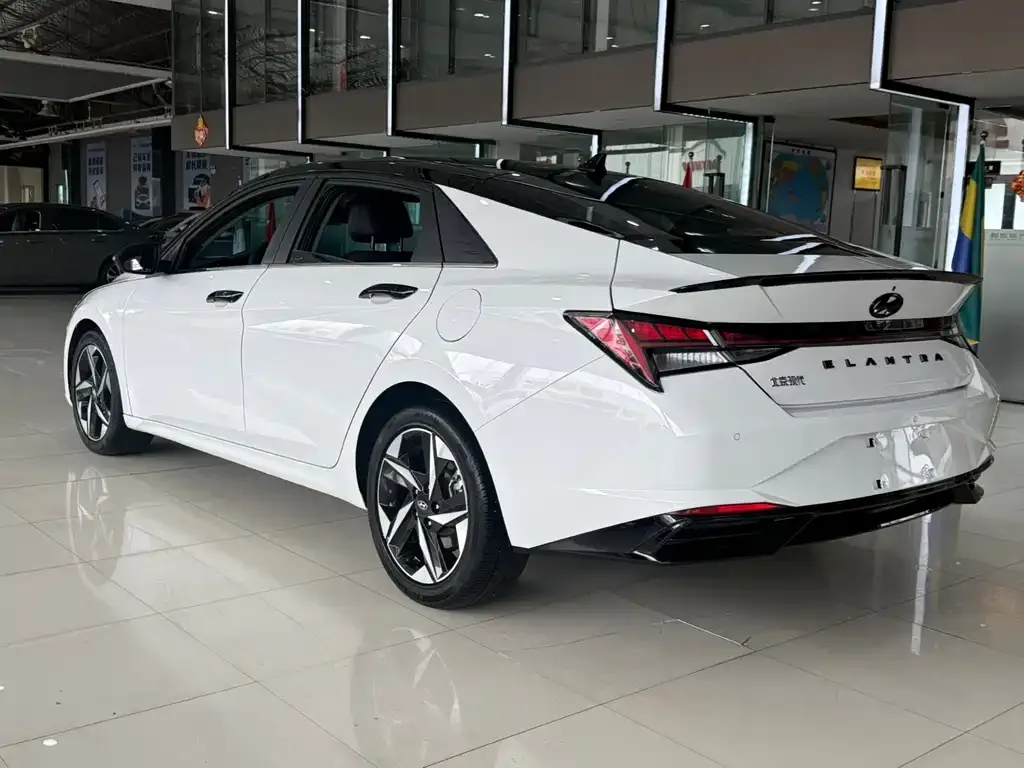 Hyundai Elantra — фото 7