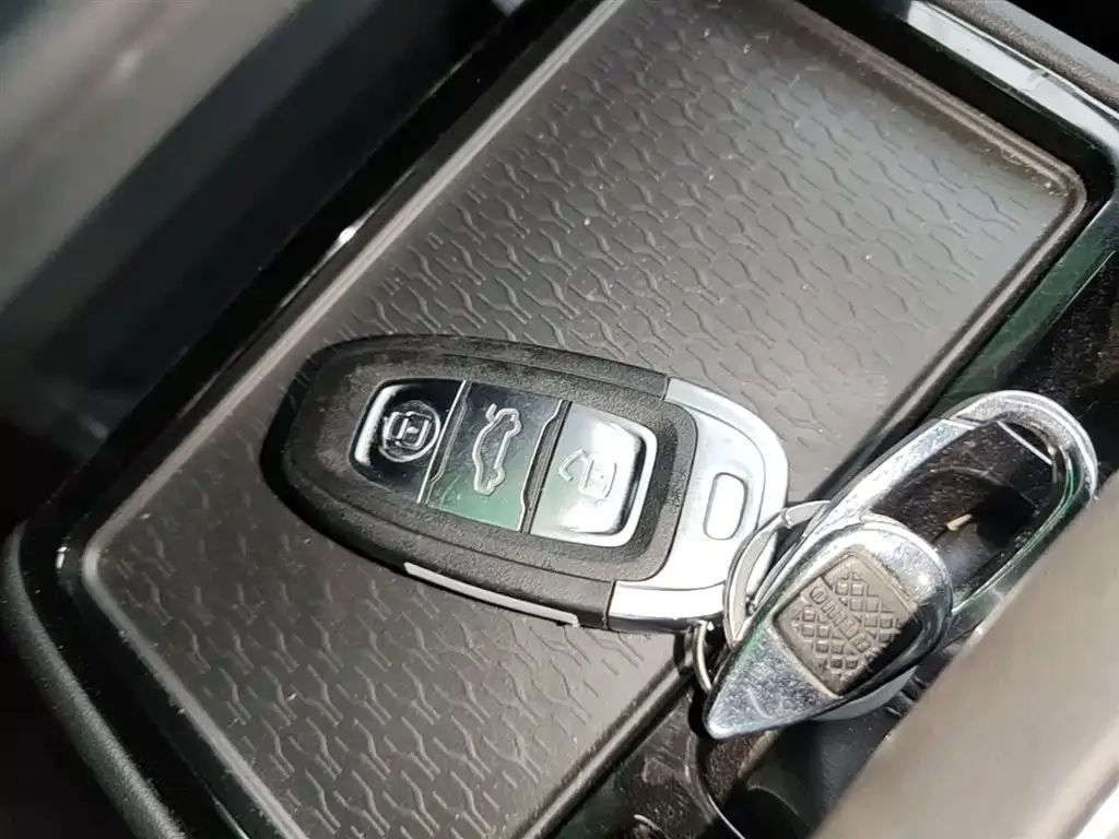 Hongqi E-QM5 — фото 3