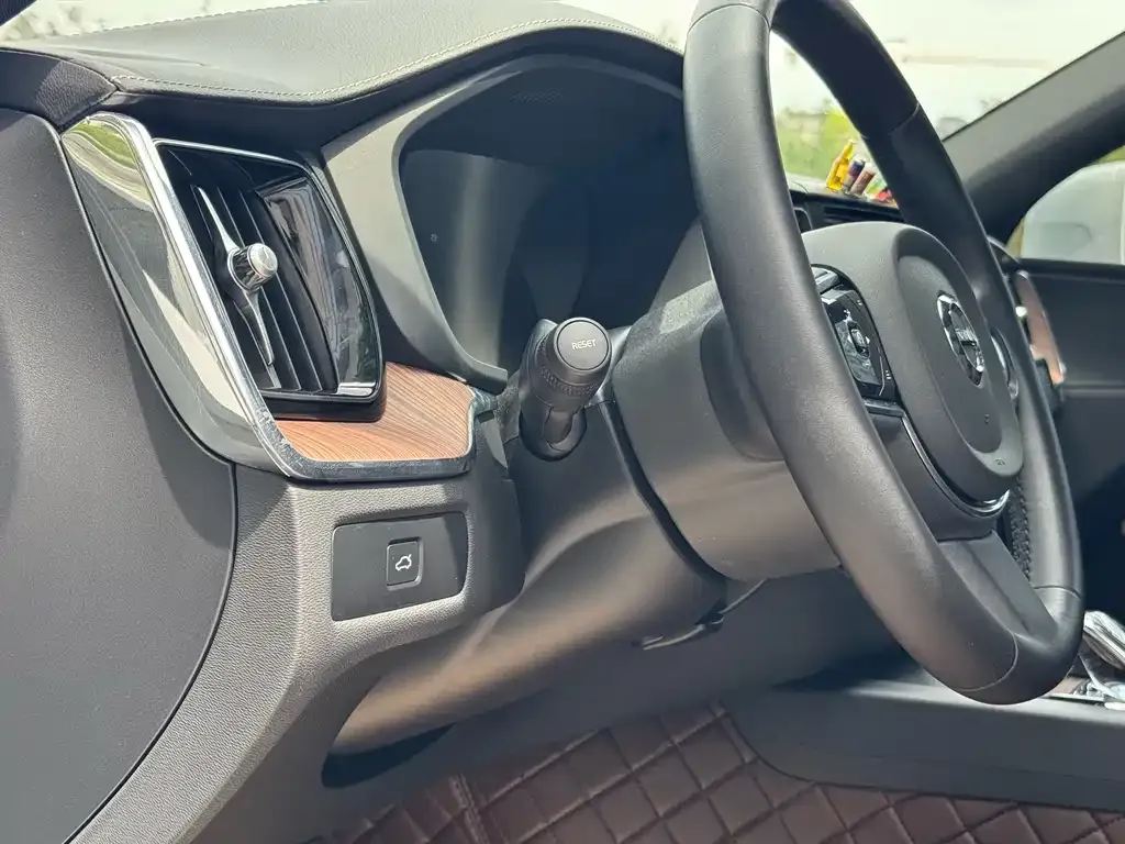 Volvo XC60 — фото 10