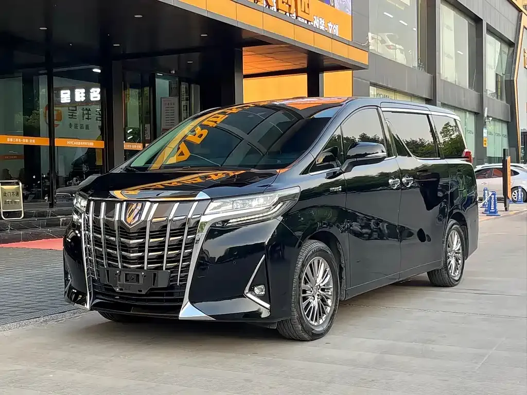 Toyota Alphard — фото 1