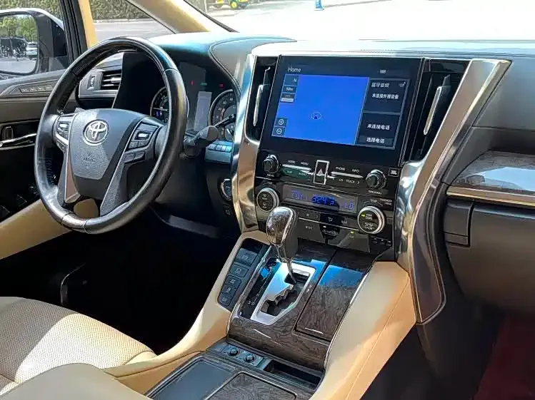 Toyota Alphard — фото 2