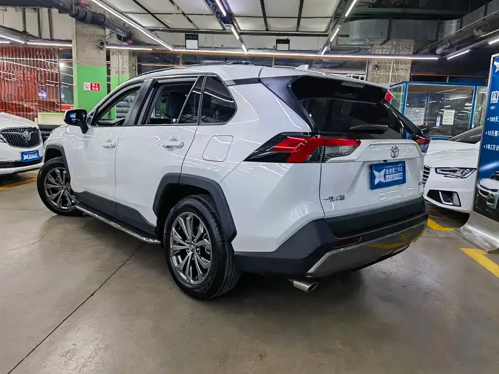 Toyota RAV4 — фото 9