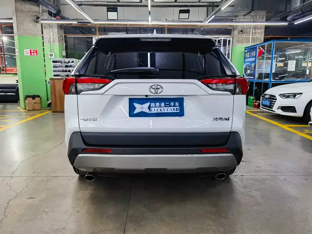 Toyota RAV4 — фото 8