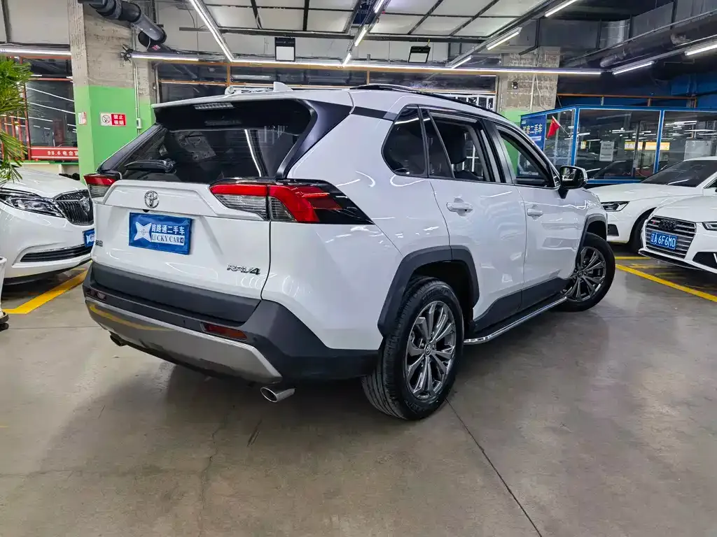 Toyota RAV4 — фото 7