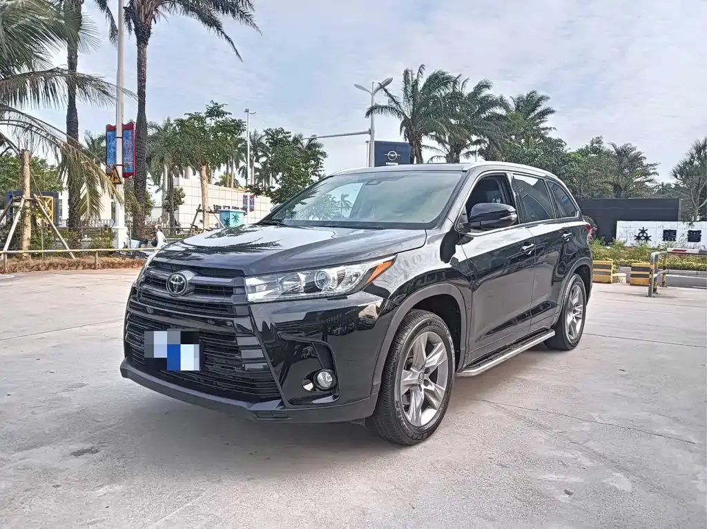 Toyota Highlander — фото 1
