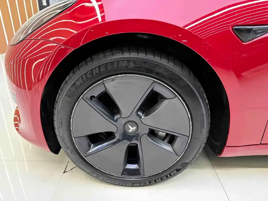 Tesla Model 3 — фото 10