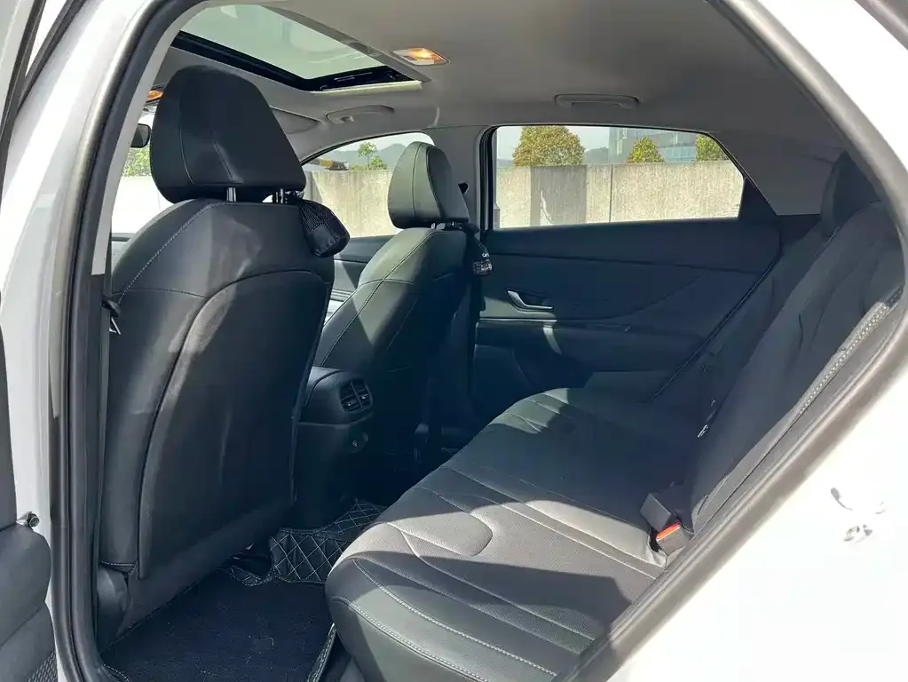 Hyundai Elantra — фото 2