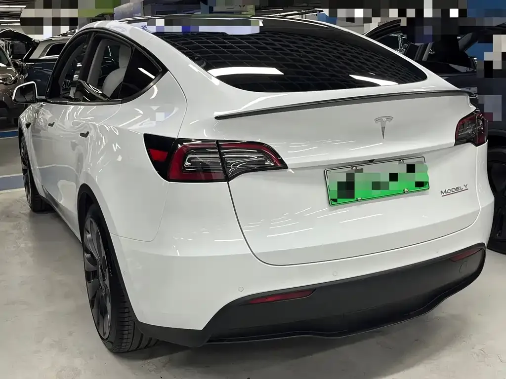 Tesla Model Y — фото 8