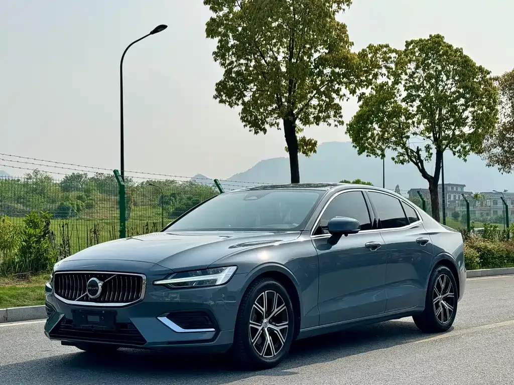 Volvo S60 — фото 1