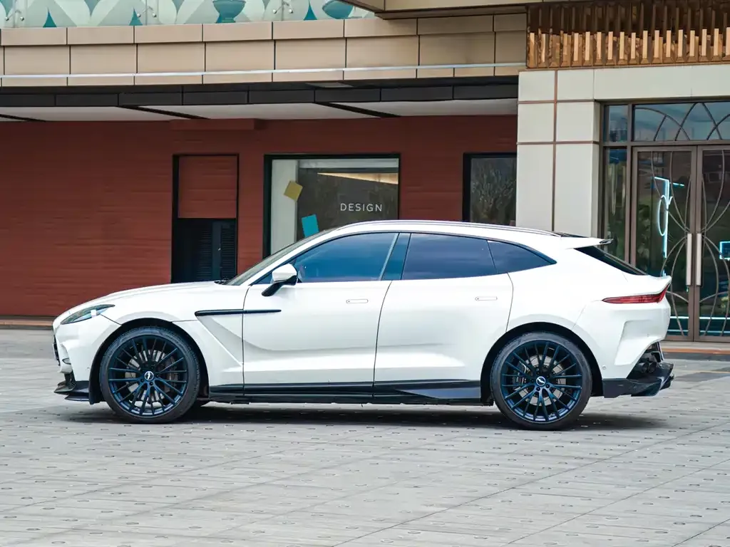 Aston Martin DBX — фото 10