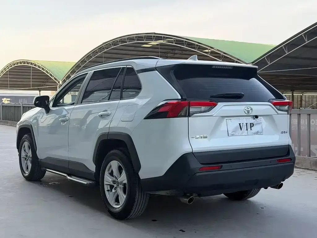 Toyota RAV4 — фото 7