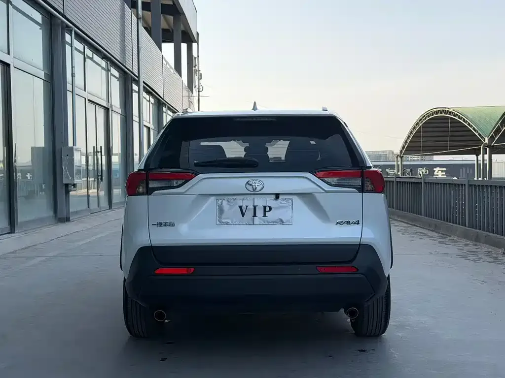 Toyota RAV4 — фото 3