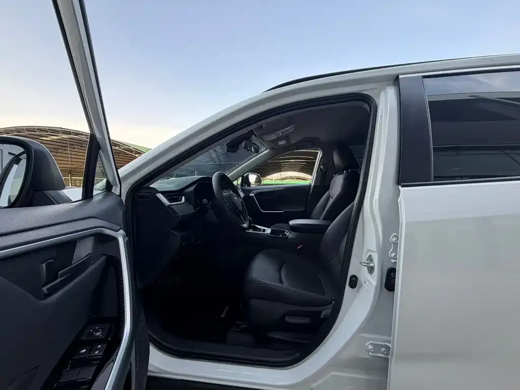 Toyota RAV4 — фото 8