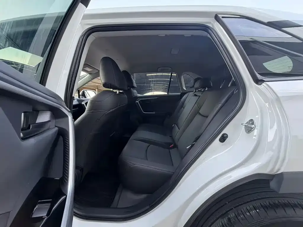 Toyota RAV4 — фото 4