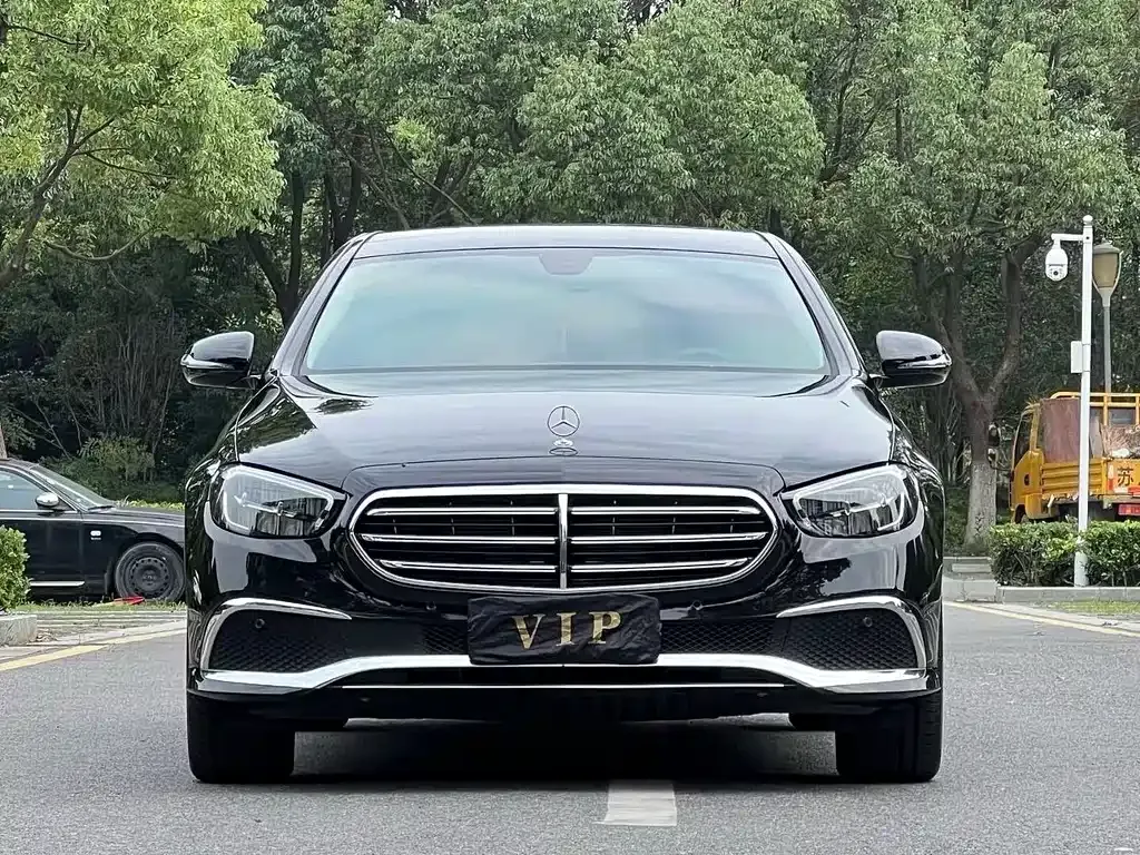 Mercedes-Benz E-Class — фото 1