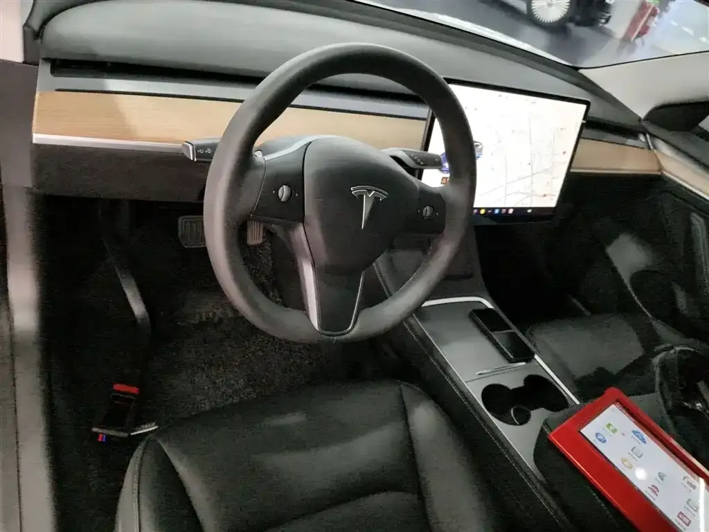 Tesla Model 3 — фото 10