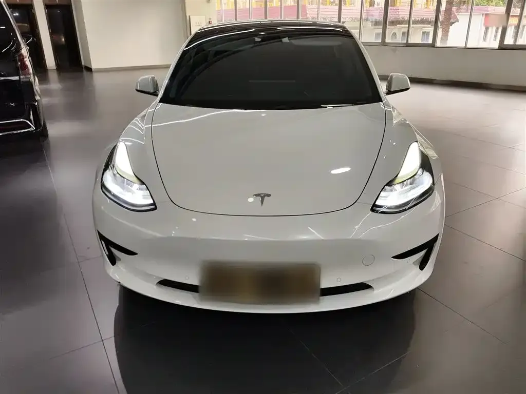 Tesla Model 3 — фото 9