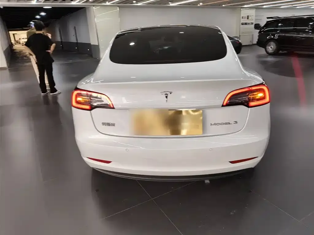 Tesla Model 3 — фото 3