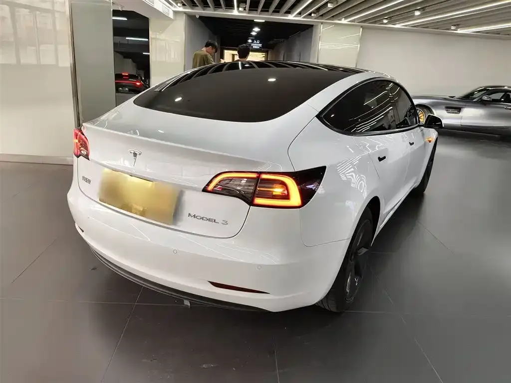 Tesla Model 3 — фото 7