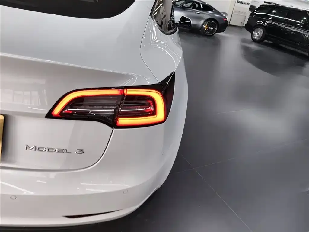 Tesla Model 3 — фото 2