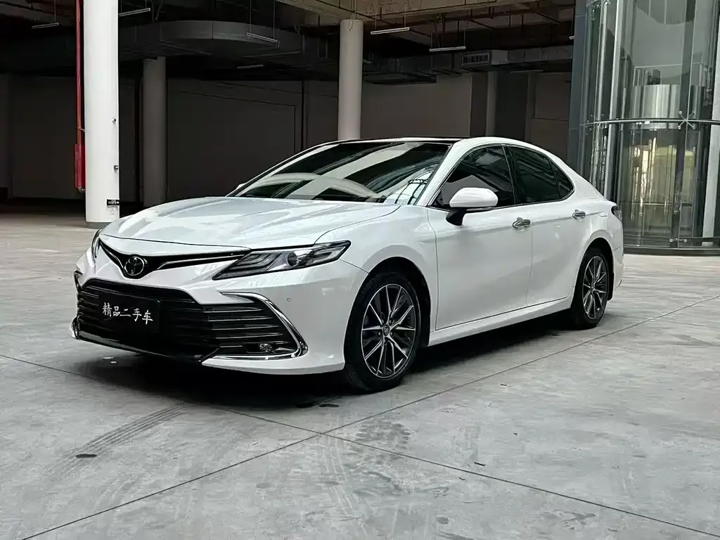 Toyota Camry — фото 1