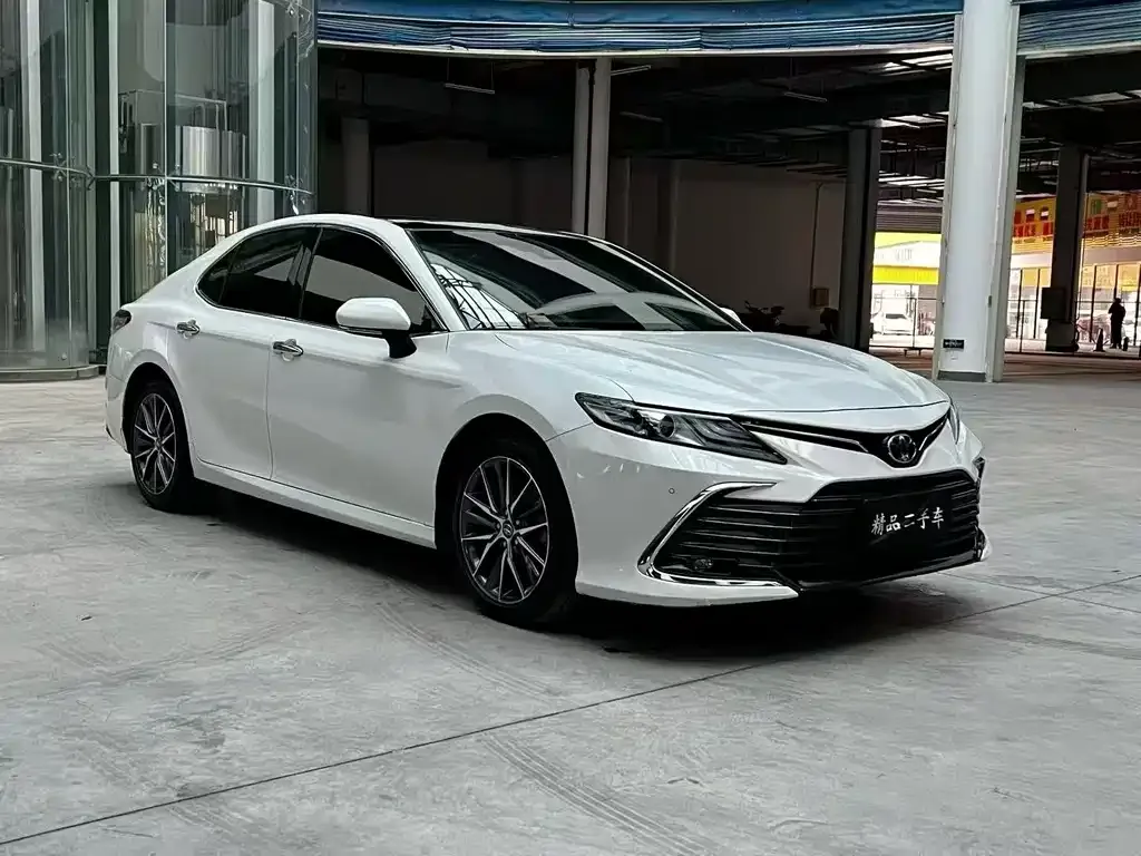 Toyota Camry — фото 2