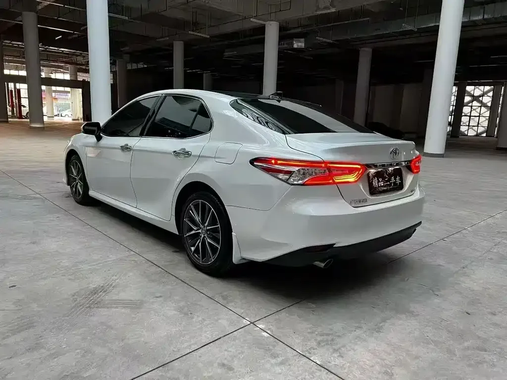 Toyota Camry — фото 3