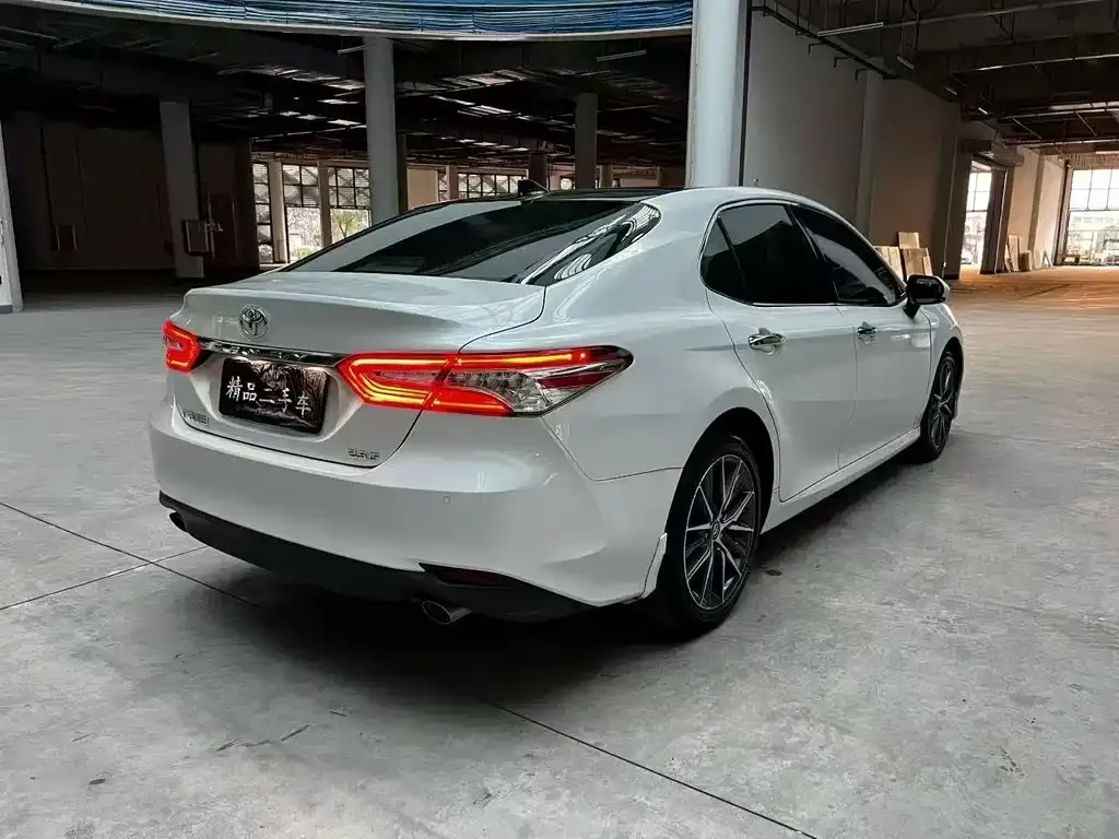 Toyota Camry — фото 6