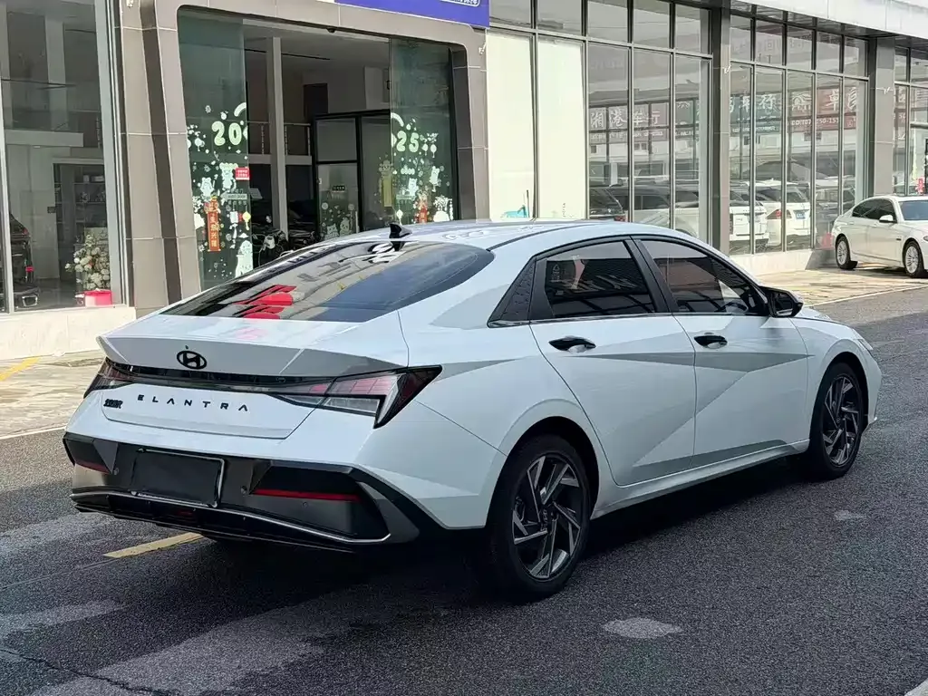 Hyundai Elantra — фото 4